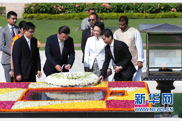 9月18日，國(guó)家主席習(xí)近平和夫人彭麗媛在新德里向甘地墓敬獻(xiàn)花圈。 新華社記者 龐興雷 攝