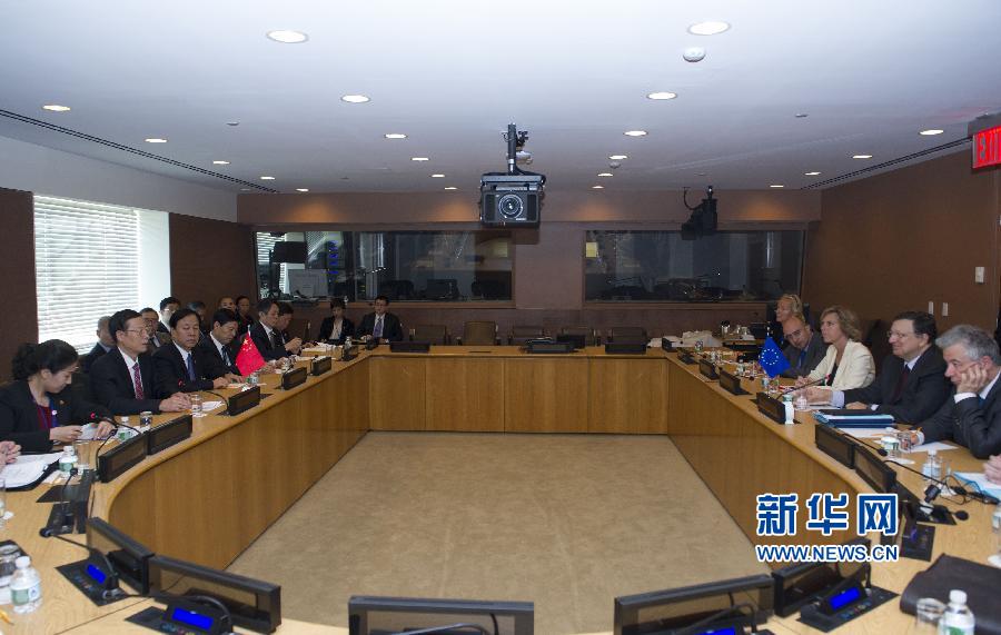  9月23日，正在紐約出席聯(lián)合國(guó)氣候峰會(huì)的國(guó)家主席習(xí)近平特使、國(guó)務(wù)院副總理張高麗在紐約聯(lián)合國(guó)總部會(huì)見歐盟委員會(huì)主席巴羅佐。新華社記者 王曄 攝 