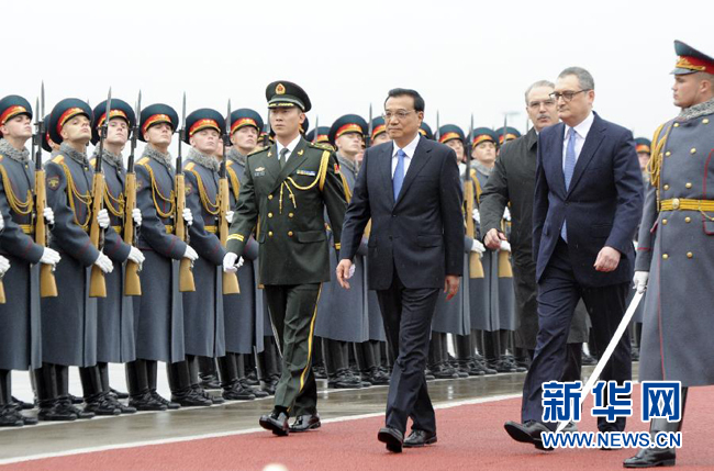 10月12日，中國(guó)國(guó)務(wù)院總理李克強(qiáng)乘專機(jī)抵達(dá)莫斯科，開始對(duì)俄羅斯進(jìn)行正式訪問并舉行中俄總理第十九次定期會(huì)晤。俄方在機(jī)場(chǎng)舉行隆重儀式，歡迎李克強(qiáng)總理。新華社記者 張鐸 攝