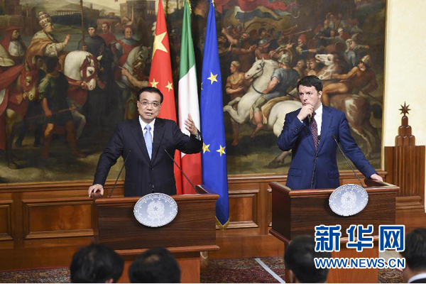 10月14日，國(guó)務(wù)院總理李克強(qiáng)在羅馬與意大利總理倫齊舉行會(huì)談后共同會(huì)見(jiàn)記者。 新華社記者 李學(xué)仁 攝