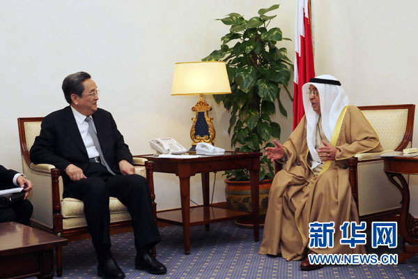 11月6日，正在巴林進(jìn)行正式友好訪問的全國政協(xié)主席俞正聲在麥納麥會(huì)見巴林副首相穆罕默德。 新華社記者劉衛(wèi)兵攝