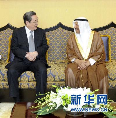 11月6日，正在巴林進(jìn)行正式友好訪問的全國政協(xié)主席俞正聲在麥納麥與巴林協(xié)商會(huì)議主席阿里舉行會(huì)談。 新華社記者 張鐸 攝