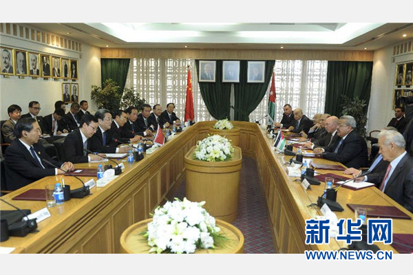 11月9日，正在約旦進行正式友好訪問的全國政協(xié)主席俞正聲在安曼與約旦參議長拉瓦比德進行會談。 新華社記者 張鐸 攝 