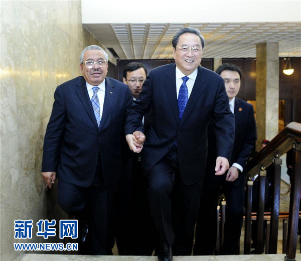 11月9日，正在約旦進行正式友好訪問的全國政協(xié)主席俞正聲在安曼與約旦參議長拉瓦比德進行會談。這是會談前，俞正聲與拉瓦比德攜手步入會場。新華社記者 張鐸 攝 