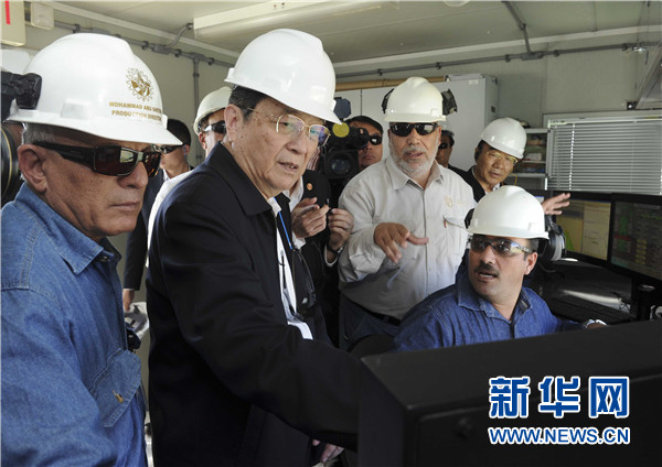 11月8日，正在約旦進行正式友好訪問的全國政協(xié)主席俞正聲在安曼參觀阿拉伯鉀肥公司。這是俞正聲在采鹽船上仔細詢問開采情況。 新華社記者 張鐸 攝