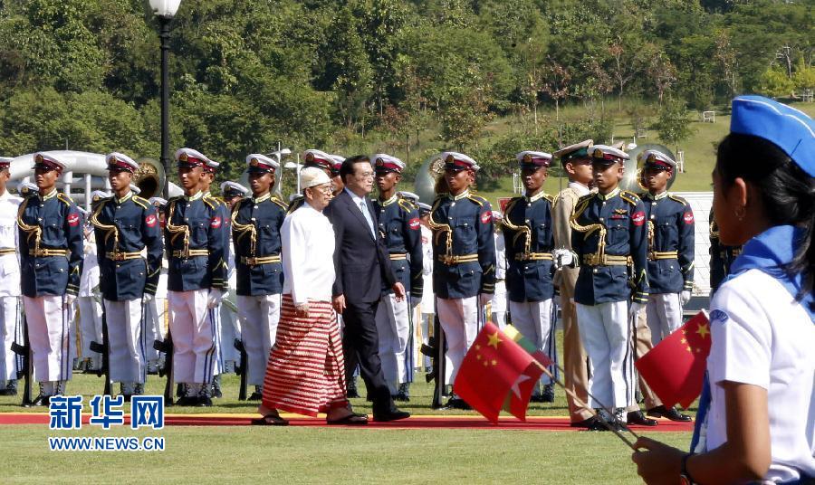 11月14日，中國(guó)國(guó)務(wù)院總理李克強(qiáng)在內(nèi)比都同緬甸總統(tǒng)吳登盛舉行會(huì)談。這是會(huì)談前，吳登盛在緬甸總統(tǒng)府前廣場(chǎng)為李克強(qiáng)舉行隆重的歡迎儀式。新華社記者 鞠鵬 攝