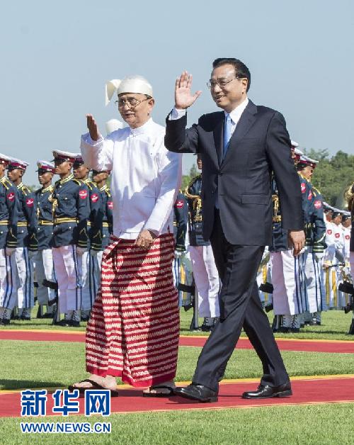 11月14日，中國(guó)國(guó)務(wù)院總理李克強(qiáng)在內(nèi)比都同緬甸總統(tǒng)吳登盛舉行會(huì)談。這是會(huì)談前，吳登盛在緬甸總統(tǒng)府前廣場(chǎng)為李克強(qiáng)舉行隆重的歡迎儀式。新華社記者 王曄 攝