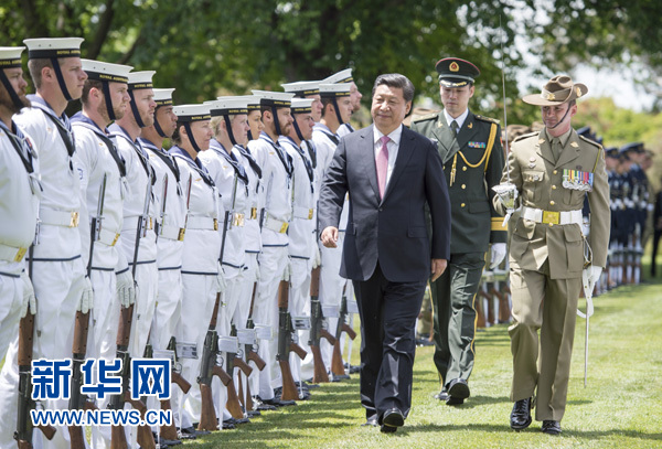 11月17日，中國(guó)國(guó)家主席習(xí)近平在堪培拉會(huì)見澳大利亞總督科斯格羅夫。會(huì)見前，科斯格羅夫在總督府草坪為習(xí)近平舉行隆重歡迎儀式。新華社記者謝環(huán)馳 攝 