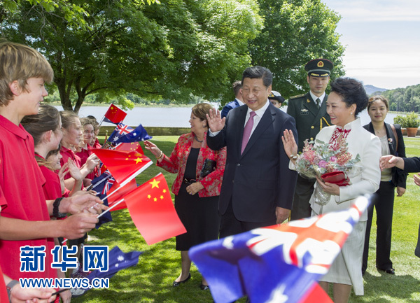 11月17日，中國(guó)國(guó)家主席習(xí)近平在堪培拉會(huì)見澳大利亞總督科斯格羅夫。會(huì)見前，科斯格羅夫在總督府草坪為習(xí)近平舉行隆重歡迎儀式。習(xí)近平和夫人彭麗媛抵達(dá)時(shí)，受到科斯格羅夫總督夫婦熱情迎接。新華社記者謝環(huán)馳 攝 