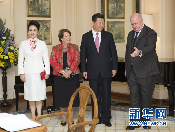 11月17日，中國(guó)國(guó)家主席習(xí)近平在堪培拉會(huì)見澳大利亞總督科斯格羅夫。會(huì)見前，科斯格羅夫在總督府草坪為習(xí)近平舉行隆重歡迎儀式。習(xí)近平和夫人彭麗媛抵達(dá)時(shí)，受到科斯格羅夫總督夫婦熱情迎接。新華社記者黃敬文 攝 