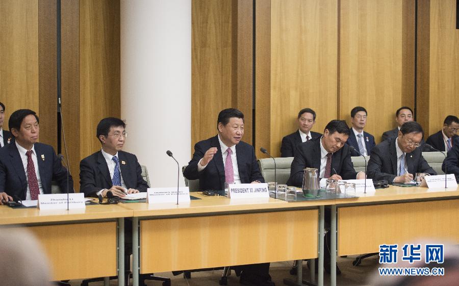 11月17日，國家主席習近平在堪培拉和澳大利亞總理阿博特共同出席第四屆中澳工商界首席執(zhí)行官圓桌會。這次會議是由澳大利亞企業(yè)領袖理事會和中國國家開發(fā)銀行共同組織承辦的。新華社記者 謝環(huán)馳 攝 
