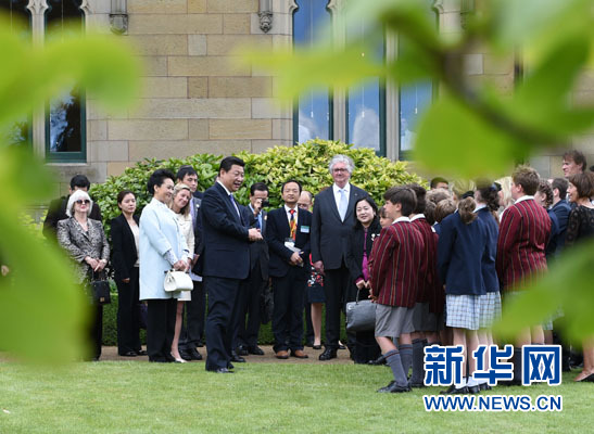 11月18日，國(guó)家主席習(xí)近平在澳大利亞塔斯馬尼亞州與朗塞斯頓市斯科奇－歐克伯恩小學(xué)的小學(xué)生共同植樹(shù)。新華社記者 馬占成 攝
