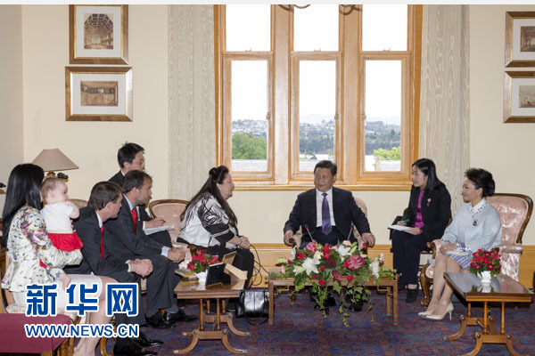 11月18日，國(guó)家主席習(xí)近平在澳大利亞塔斯馬尼亞州參觀訪問(wèn)。這是習(xí)近平看望已故塔斯馬尼亞州前州長(zhǎng)培根的家人。新華社記者 丁林 攝