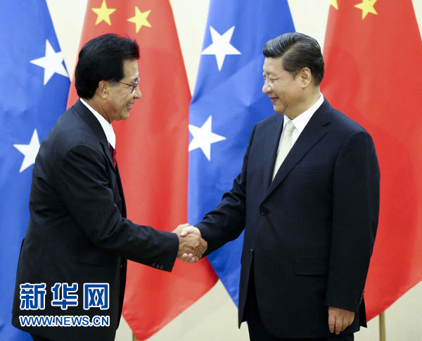 11月22日，中國國家主席習(xí)近平在斐濟(jì)楠迪會(huì)見密克羅尼西亞聯(lián)邦總統(tǒng)莫里。 新華社記者姚大偉攝 