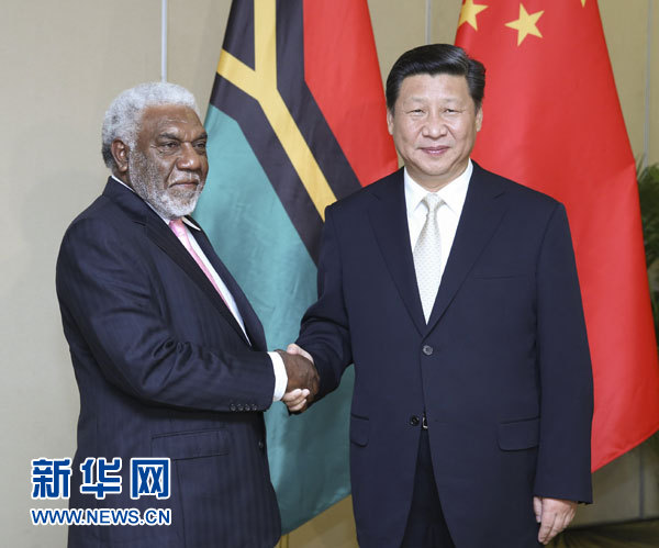 11月22日，中國國家主席習(xí)近平在斐濟(jì)楠迪會(huì)見瓦努阿圖總理納圖曼。 新華社記者姚大偉攝 