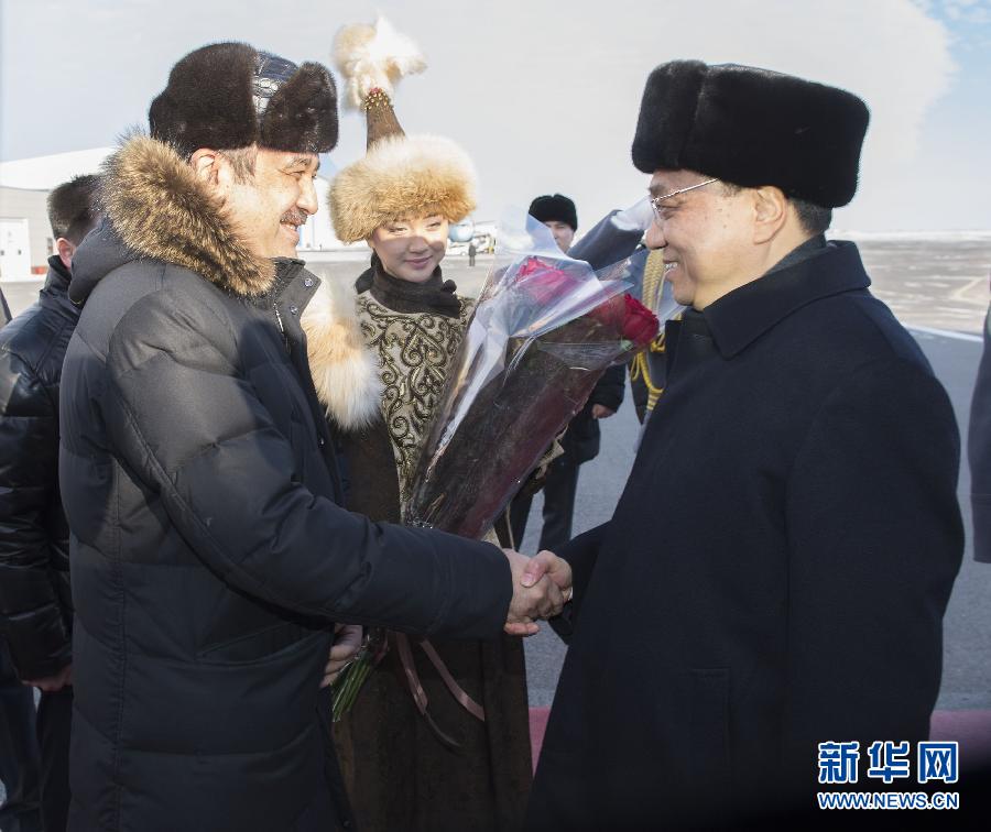 12月14日，應(yīng)哈薩克斯坦共和國總理馬西莫夫邀請(qǐng)，國務(wù)院總理李克強(qiáng)乘專機(jī)抵達(dá)阿斯塔納國際機(jī)場(chǎng)，開始對(duì)哈薩克斯坦進(jìn)行正式訪問，舉行中哈總理第二次定期會(huì)晤，并出席上海合作組織成員國政府首腦理事會(huì)第十三次會(huì)議。這是馬西莫夫到機(jī)場(chǎng)迎接李克強(qiáng)。新華社記者 黃敬文 攝