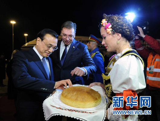 12月15日，國務(wù)院總理李克強(qiáng)抵達(dá)貝爾格萊德，出席中國－中東歐國家領(lǐng)導(dǎo)人會(huì)晤并正式訪問塞爾維亞，塞爾維亞總理武契奇到機(jī)場迎接。新華社記者 饒愛民 攝