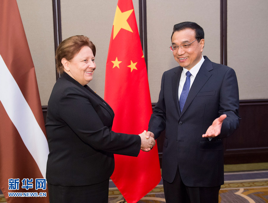    12月16日，中國國務(wù)院總理李克強在貝爾格萊德會見拉脫維亞總理斯特勞尤馬。 新華社記者黃敬文攝