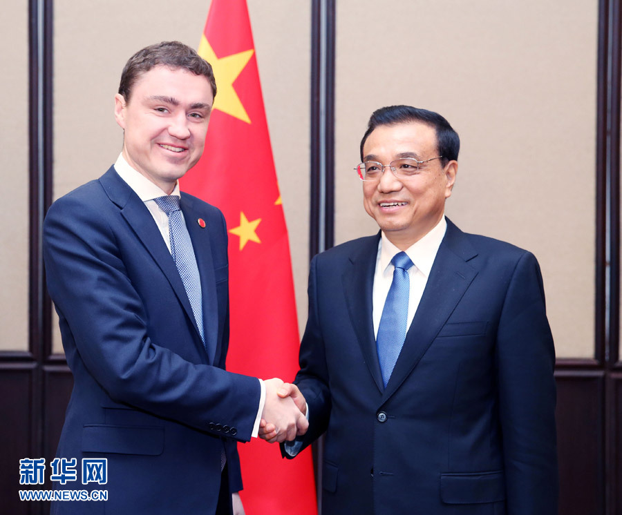 12月17日，中國國務院總理李克強在貝爾格萊德會見愛沙尼亞總理羅伊瓦斯。 新華社記者姚大偉攝 