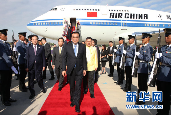 12月19日，中國國務(wù)院總理李克強抵達曼谷，出席大湄公河次區(qū)域經(jīng)濟合作領(lǐng)導人第五次會議。新華社記者 龐興雷攝