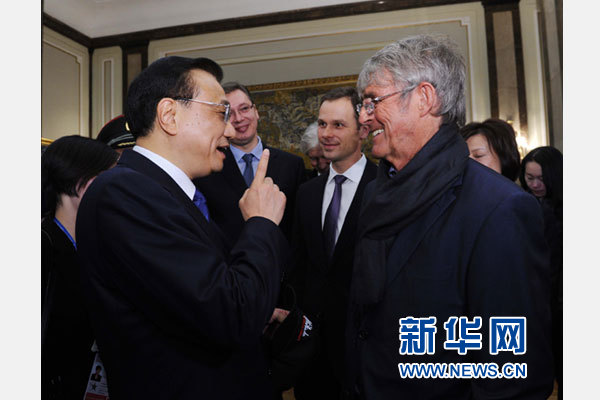 12月18日，中國國務(wù)院總理李克強(qiáng)在貝爾格萊德市政廳接受“貝爾格萊德榮譽(yù)市民”證書，塞爾維亞總理武契奇陪同出席。隨后，李克強(qiáng)同塞各界知名人士親切會見并互動交流。這是李克強(qiáng)同著名足球教練米盧蒂諾維奇親切交談。新華社記者 饒愛民 攝