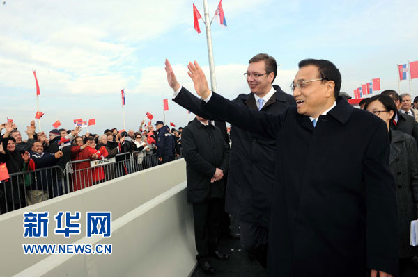12月18日，中國國務(wù)院總理李克強在貝爾格萊德同塞爾維亞總理武契奇共同出席貝爾格萊德跨多瑙河大橋竣工儀式。這是李克強與武契奇在儀式現(xiàn)場向塞爾維亞群眾揮手致意。新華社記者 饒愛民 攝