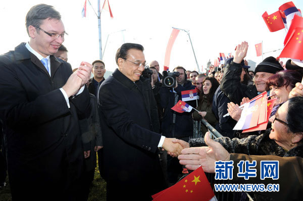 12月18日，中國國務(wù)院總理李克強在貝爾格萊德同塞爾維亞總理武契奇共同出席貝爾格萊德跨多瑙河大橋竣工儀式。這是李克強在儀式現(xiàn)場同塞爾維亞群眾親切握手。新華社記者 饒愛民 攝
