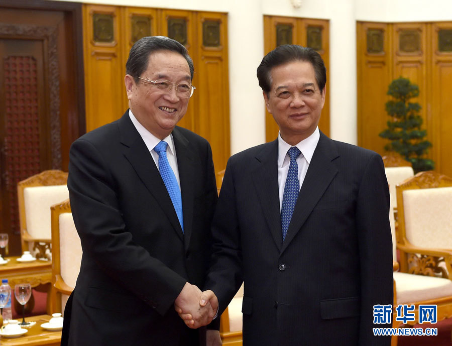 12月25日至27日，中共中央政治局常委、全國政協(xié)主席俞正聲對越南進行正式訪問。這是12月26日，俞正聲在河內(nèi)會見越南政府總理阮晉勇。 新華社記者馬占成攝