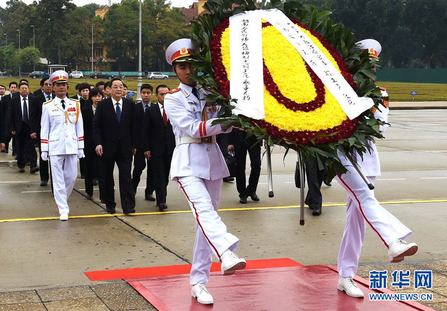 12月25日至27日，中共中央政治局常委、全國政協(xié)主席俞正聲對越南進行正式訪問。 這是12月27日，俞正聲在河內(nèi)瞻仰胡志明主席陵。新華社記者劉建生攝
