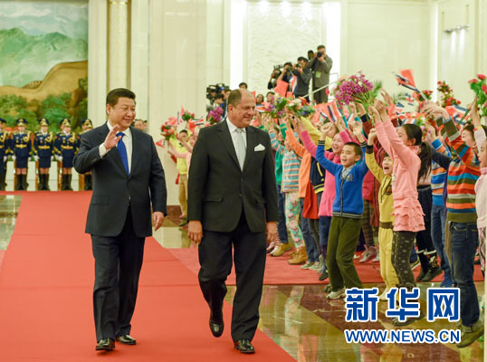 1月6日，國(guó)家主席習(xí)近平在北京人民大會(huì)堂同哥斯達(dá)黎加總統(tǒng)索利斯舉行會(huì)談。這是會(huì)談前，習(xí)近平在人民大會(huì)堂北大廳為索利斯舉行歡迎儀式。新華社記者 李學(xué)仁 攝