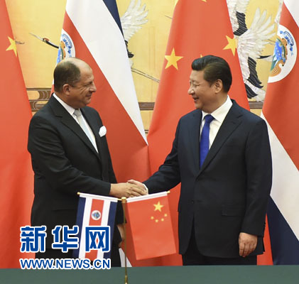 1月6日，中國(guó)國(guó)家主席習(xí)近平在北京人民大會(huì)堂同哥斯達(dá)黎加總統(tǒng)索利斯舉行會(huì)談。這是習(xí)近平與索利斯在簽字儀式后握手。 新華社記者 張鐸 攝