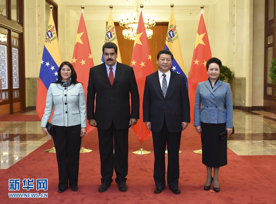 1月7日，國家主席習(xí)近平在北京人民大會(huì)堂會(huì)見委內(nèi)瑞拉總統(tǒng)馬杜羅。這是會(huì)見前，習(xí)近平和夫人彭麗媛同馬杜羅夫婦合影。 新華社記者 張鐸 攝