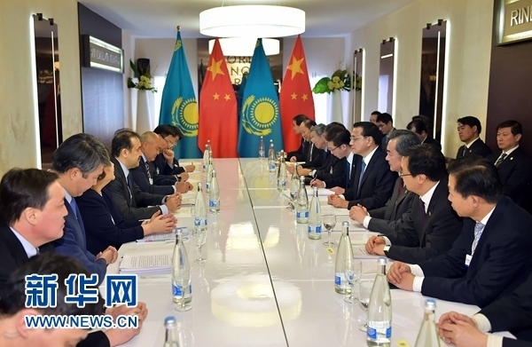 1月21日，中國國務(wù)院總理李克強在瑞士達(dá)沃斯會見哈薩克斯坦總理馬西莫夫。 新華社記者 李濤 攝