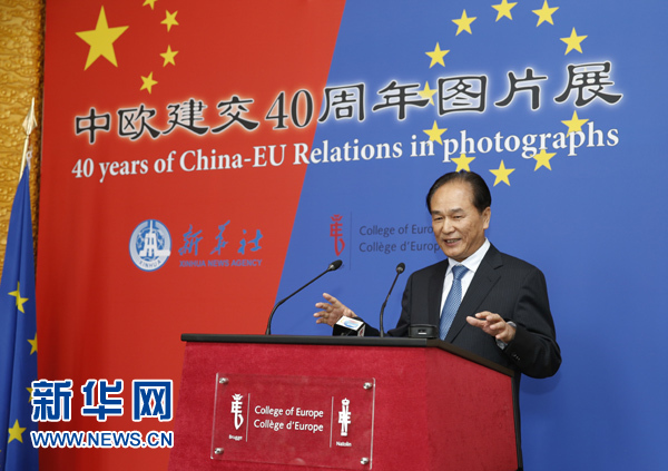 5月18日，正在比利時(shí)訪問的新華社社長(zhǎng)蔡名照在比利時(shí)布魯日歐洲學(xué)院舉行的“中歐建交40周年圖片展”開幕式上致辭。在中歐建交40周年之際，由新華社、歐洲學(xué)院主辦的“中歐建交40周年圖片展”18日在位于比利時(shí)布魯日的歐洲學(xué)院開幕。 新華社記者葉平凡攝 