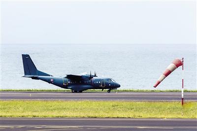 7日，法屬留尼汪島，法國(guó)軍事運(yùn)輸機(jī)沿海岸搜尋MH370殘骸。