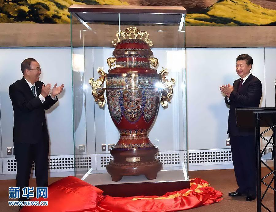 9月27日，國家主席習(xí)近平在紐約出席中國向聯(lián)合國贈送“和平尊”儀式。聯(lián)合國秘書長潘基文出席。 新華社記者 李濤 攝 