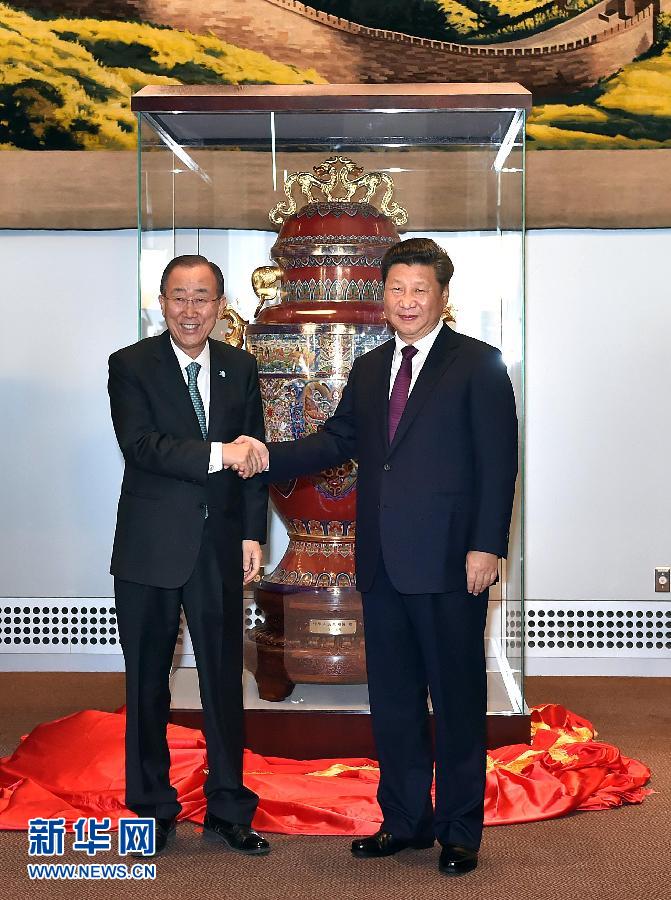  9月27日，國家主席習(xí)近平在紐約出席中國向聯(lián)合國贈送“和平尊”儀式。聯(lián)合國秘書長潘基文出席。 新華社記者 李濤 攝 