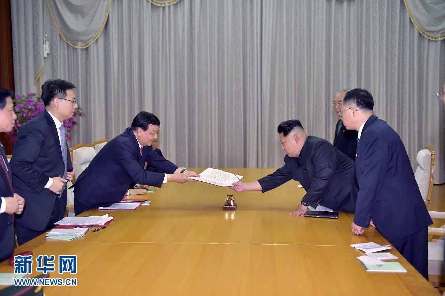 10月9日，中共中央政治局常委、中央書記處書記劉云山在平壤百花園迎賓館會見朝鮮勞動黨第一書記金正恩。這是劉云山向金正恩轉交習近平總書記的親署函。新華社記者 李濤 攝