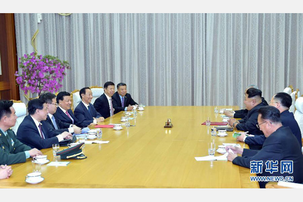 10月9日，中共中央政治局常委、中央書記處書記劉云山在平壤百花園迎賓館會見朝鮮勞動黨第一書記金正恩。 新華社記者 李濤 攝 