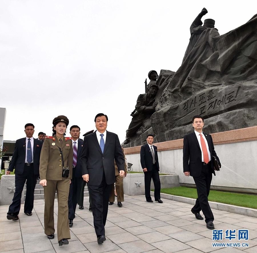 10月10日，正在朝鮮訪問的中共中央政治局常委、中央書記處書記劉云山在平壤參觀朝鮮祖國(guó)解放戰(zhàn)爭(zhēng)勝利紀(jì)念館。 新華社記者 李濤 攝