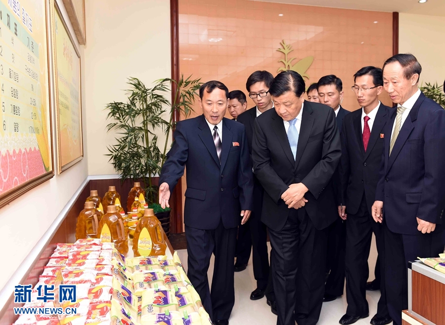 10月11日，中共中央政治局常委、中央書記處書記劉云山參觀考察平壤玉米加工廠。 新華社記者 饒愛民 攝