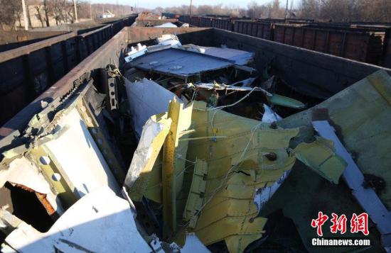 資料圖：烏克蘭頓涅茨克，MH17墜毀客機的殘骸裝上火車。圖片來源：CFP視覺中國