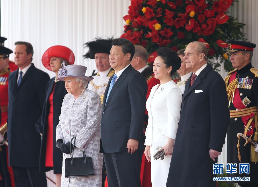 10月20日，對(duì)英國進(jìn)行國事訪問的國家主席習(xí)近平出席英國女王伊麗莎白二世在倫敦騎兵檢閱場(chǎng)舉行的隆重歡迎儀式。 新華社記者 龐興雷 攝