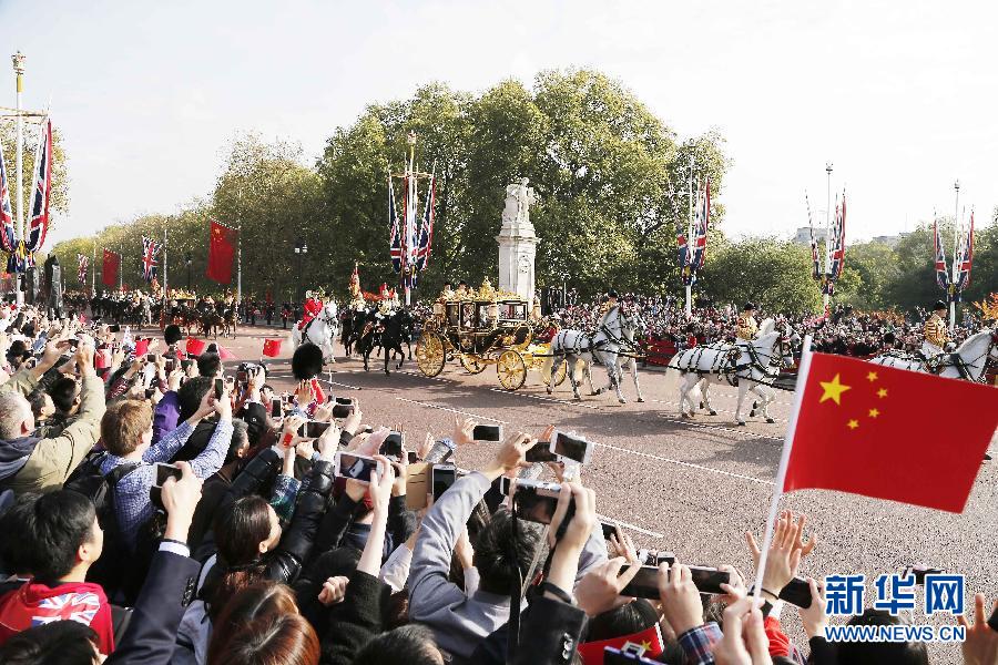 這是習(xí)近平和夫人彭麗媛在女王夫婦陪同下，乘坐皇家馬車前往白金漢宮下榻。新華社記者 周磊 攝