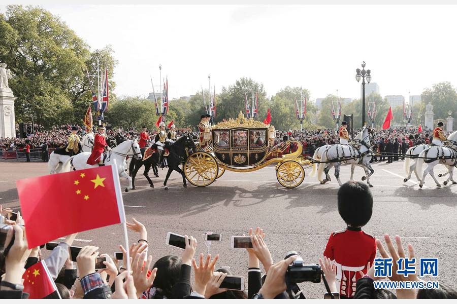 這是習(xí)近平和夫人彭麗媛在女王夫婦陪同下，乘坐皇家馬車前往白金漢宮下榻。新華社記者 周磊 攝