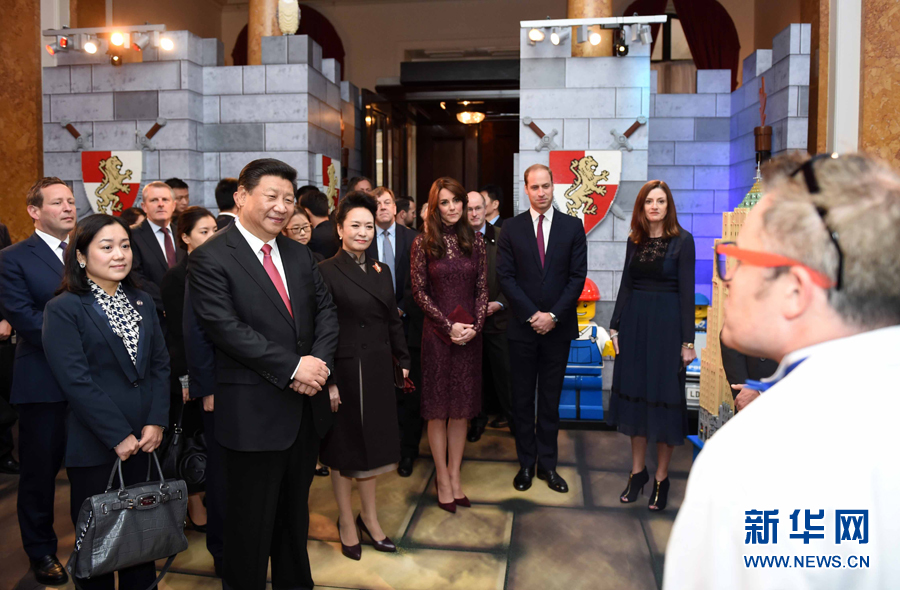 10月21日，國(guó)家主席習(xí)近平和夫人彭麗媛在英國(guó)威廉王子夫婦陪同下，出席在倫敦舉行的中英創(chuàng)意產(chǎn)業(yè)展。 新華社記者 張鐸 攝