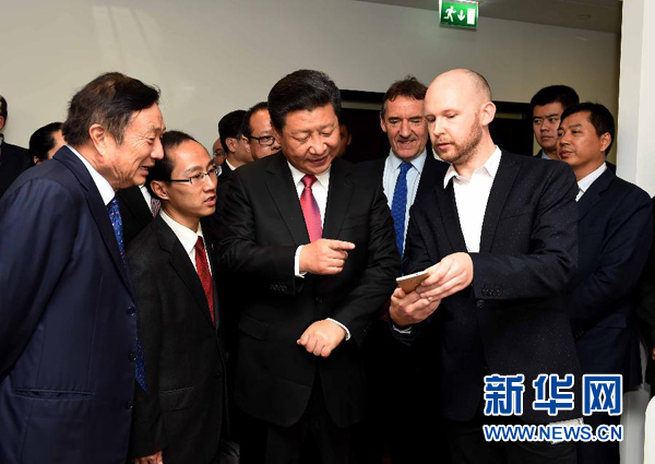 10月21日，國家主席習近平在倫敦參觀華為英國公司。 新華社記者 饒愛民 攝