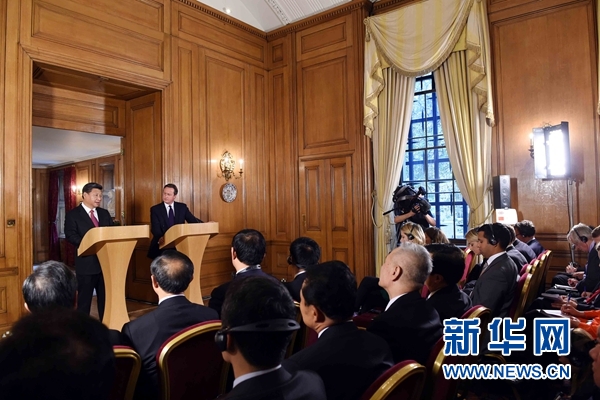 10月21日，國家主席習近平在倫敦唐寧街首相府同英國首相卡梅倫舉行會談。這是會談結(jié)束后，習近平和卡梅倫共同會見記者。 新華社記者 饒愛民 攝 