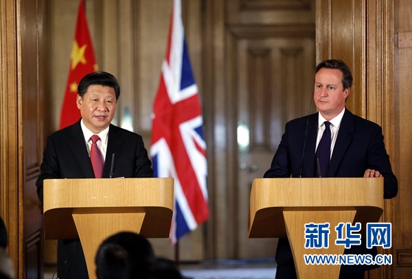 10月21日，國家主席習近平在倫敦唐寧街首相府同英國首相卡梅倫舉行會談。這是會談結(jié)束后，習近平和卡梅倫共同會見記者。 新華社記者 鞠鵬 攝 