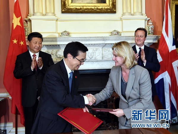 10月21日，國家主席習近平在倫敦唐寧街首相府同英國首相卡梅倫舉行會談。這是會談結(jié)束后，兩國領(lǐng)導人共同見證雙邊合作文件的簽署。新華社記者 饒愛民 攝 